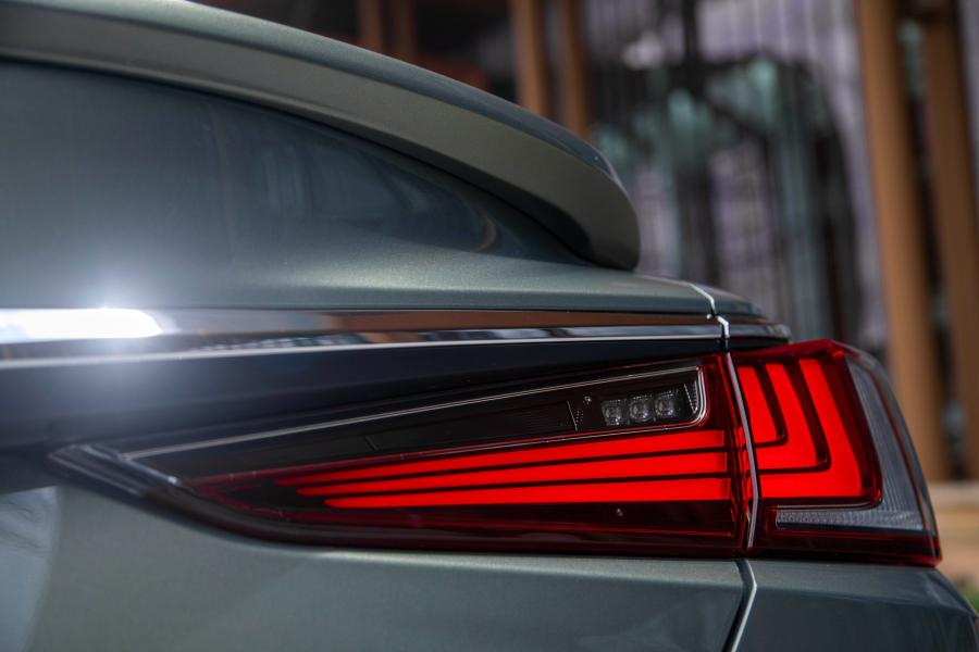 Детали экстерьера Lexus ES300h 2018 года  (WW) (фото 25 из 71)